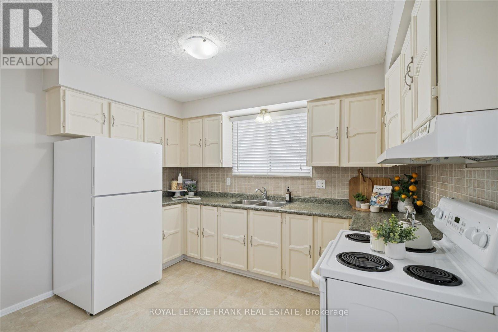 581 Grandview Street S, Oshawa (Donevan), ON - Indoor Photo Showing Kitchen With Double Sink