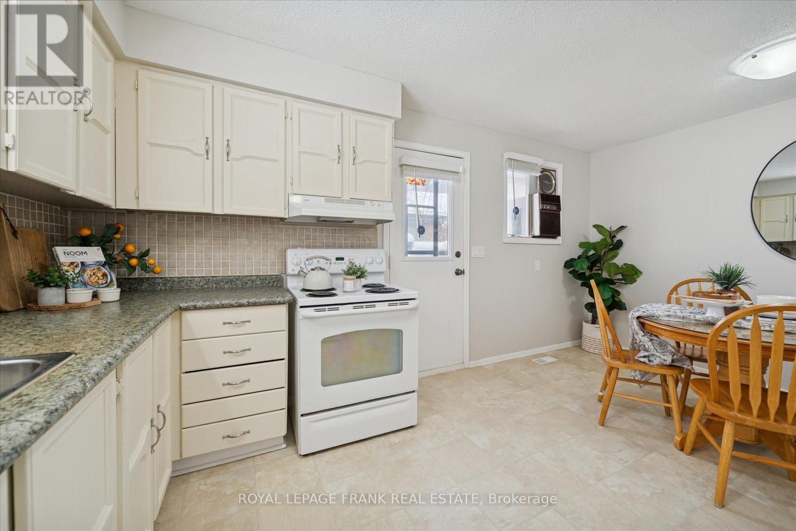 581 Grandview Street S, Oshawa (Donevan), ON - Indoor Photo Showing Kitchen