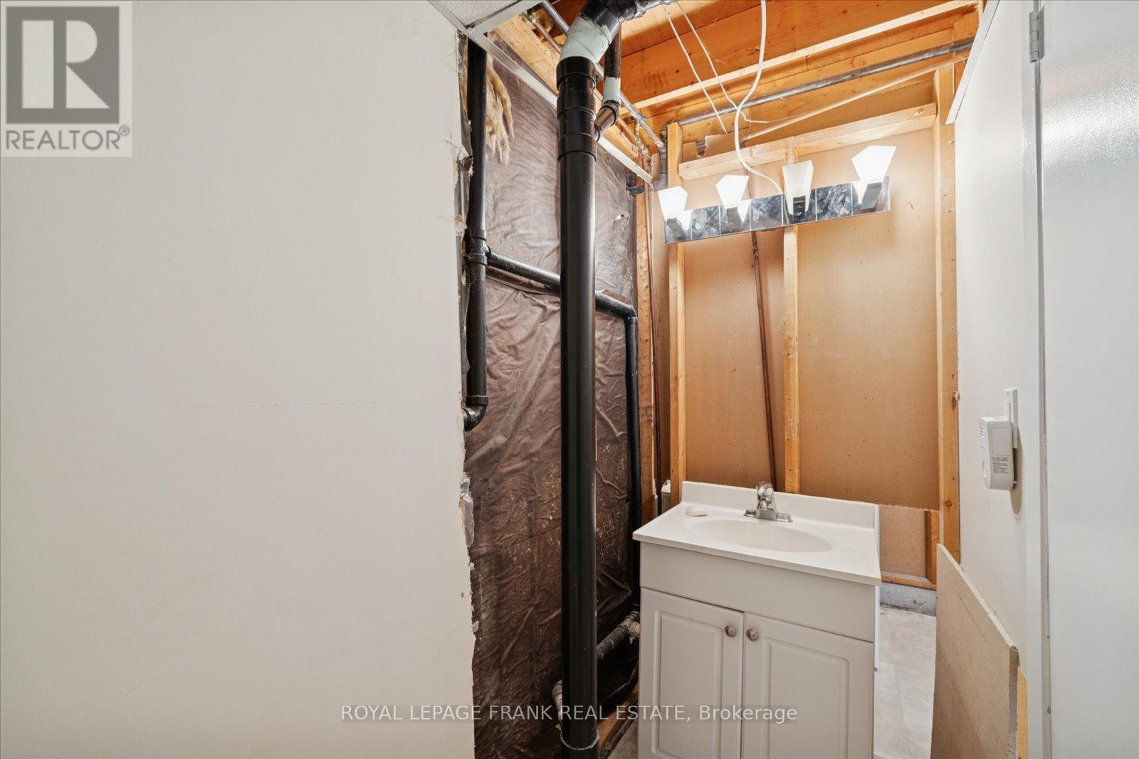 581 Grandview Street S, Oshawa (Donevan), ON - Indoor Photo Showing Bathroom