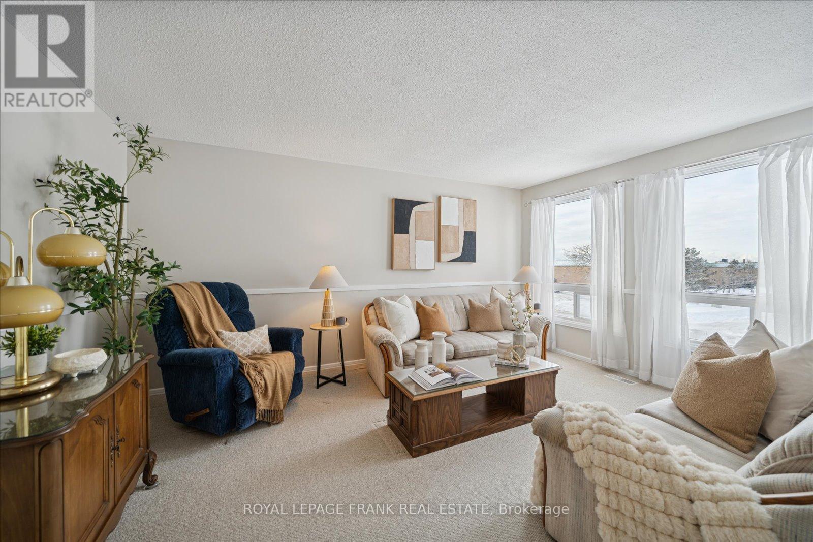 581 Grandview Street S, Oshawa (Donevan), ON - Indoor Photo Showing Living Room