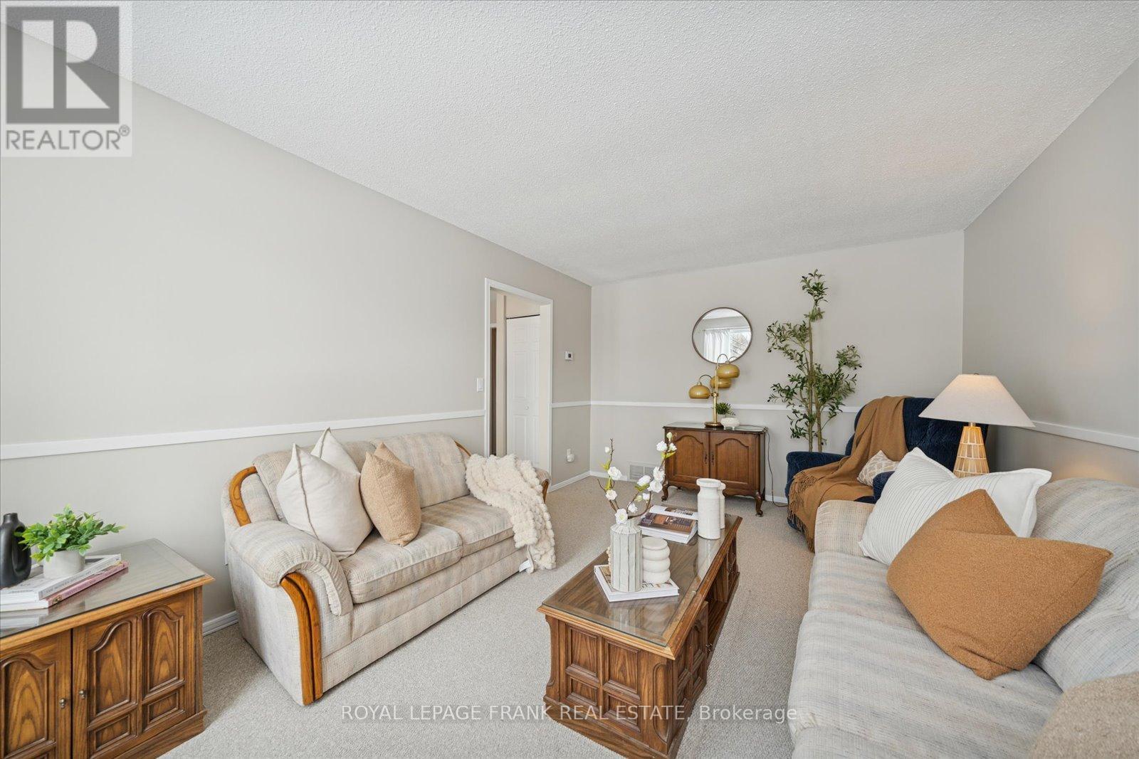 581 Grandview Street S, Oshawa (Donevan), ON - Indoor Photo Showing Living Room