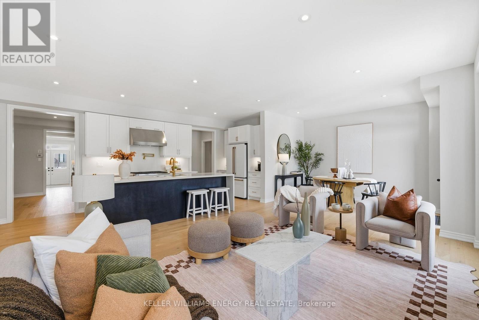 44 Priory Drive, Whitby, ON - Indoor Photo Showing Living Room