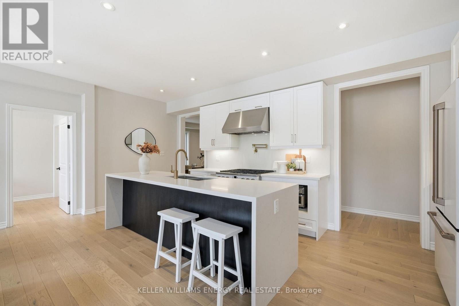44 Priory Drive, Whitby, ON - Indoor Photo Showing Kitchen With Upgraded Kitchen