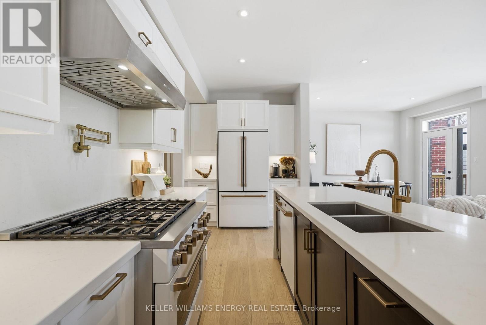44 Priory Drive, Whitby, ON - Indoor Photo Showing Kitchen With Double Sink With Upgraded Kitchen
