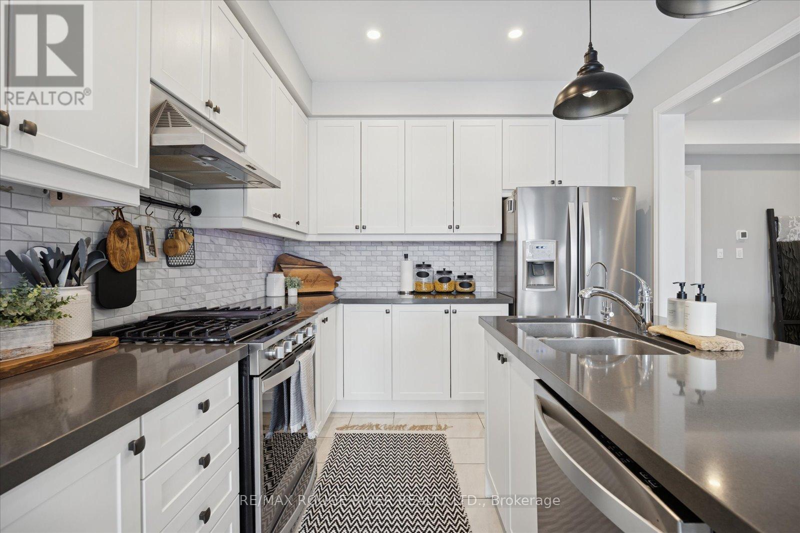 42 Doctor Archer Drive, Scugog (Port Perry), ON - Indoor Photo Showing Kitchen With Double Sink With Upgraded Kitchen