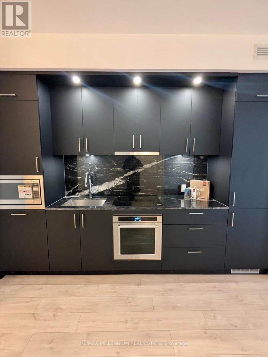 2006 - 10 Inn On The Park Drive, Toronto, ON - Indoor Photo Showing Kitchen With Upgraded Kitchen