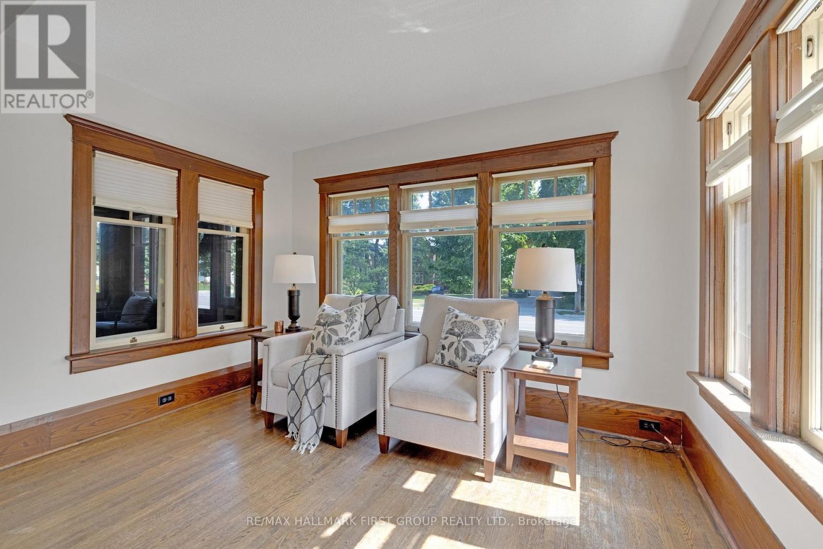 456 Mary Street N, Oshawa, ON - Indoor Photo Showing Living Room