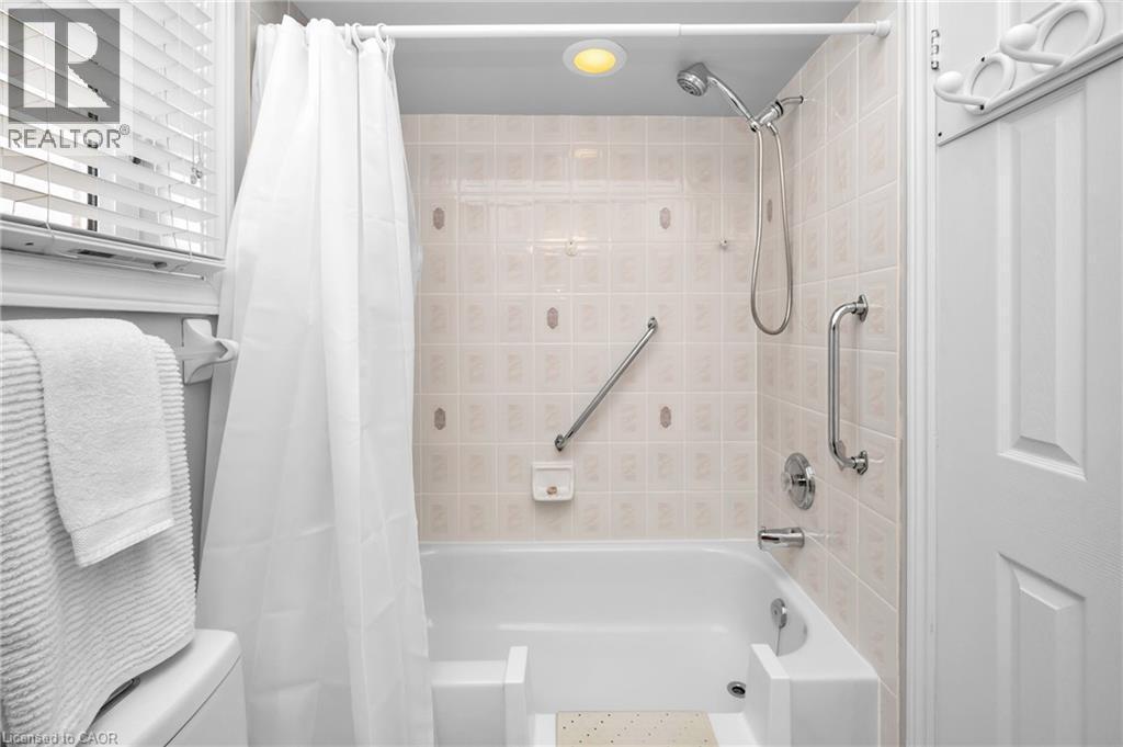 2546 Nichols Drive, Oakville, ON - Indoor Photo Showing Bathroom