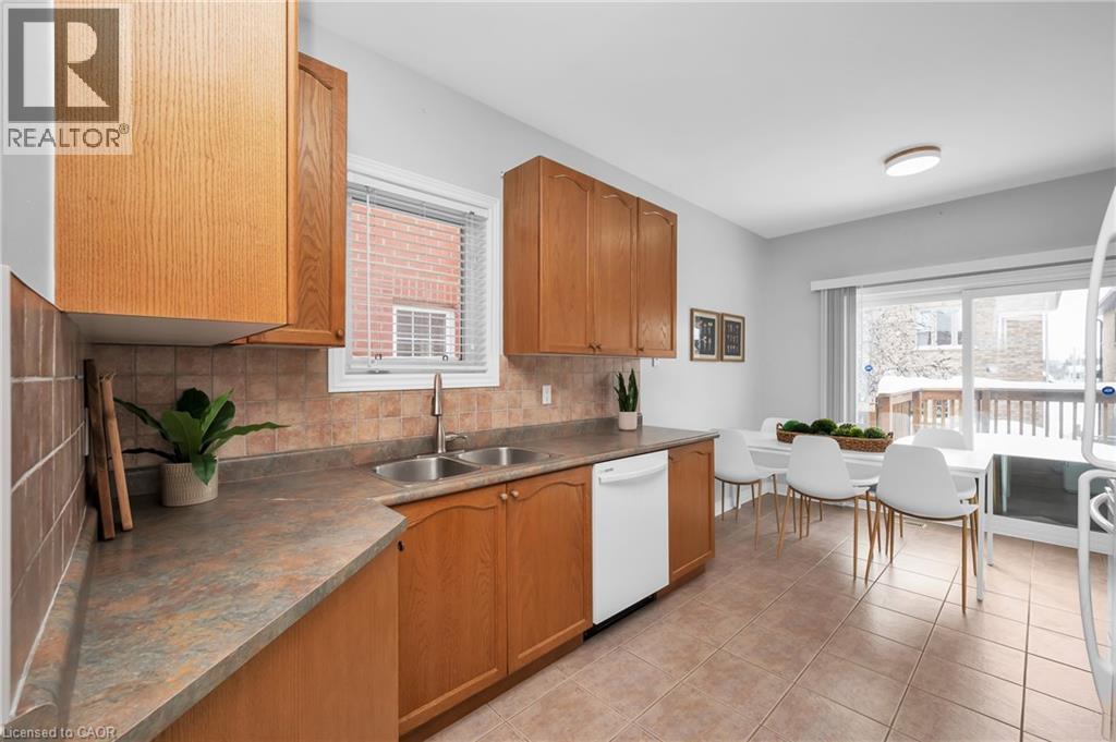 2546 Nichols Drive, Oakville, ON - Indoor Photo Showing Kitchen With Double Sink