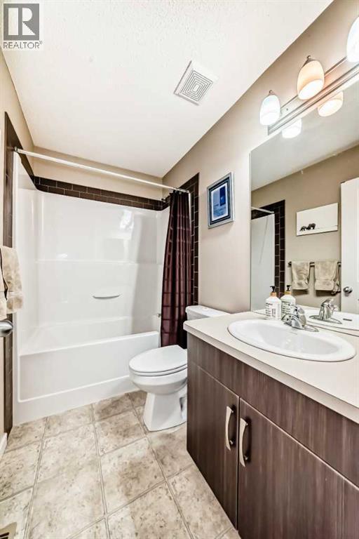 77 Marquis Common Se, Calgary, AB - Indoor Photo Showing Bathroom