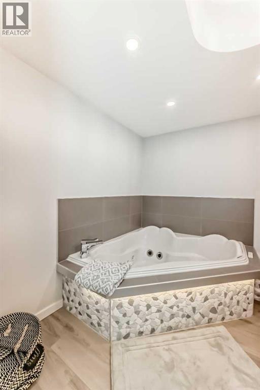 77 Marquis Common Se, Calgary, AB - Indoor Photo Showing Bathroom