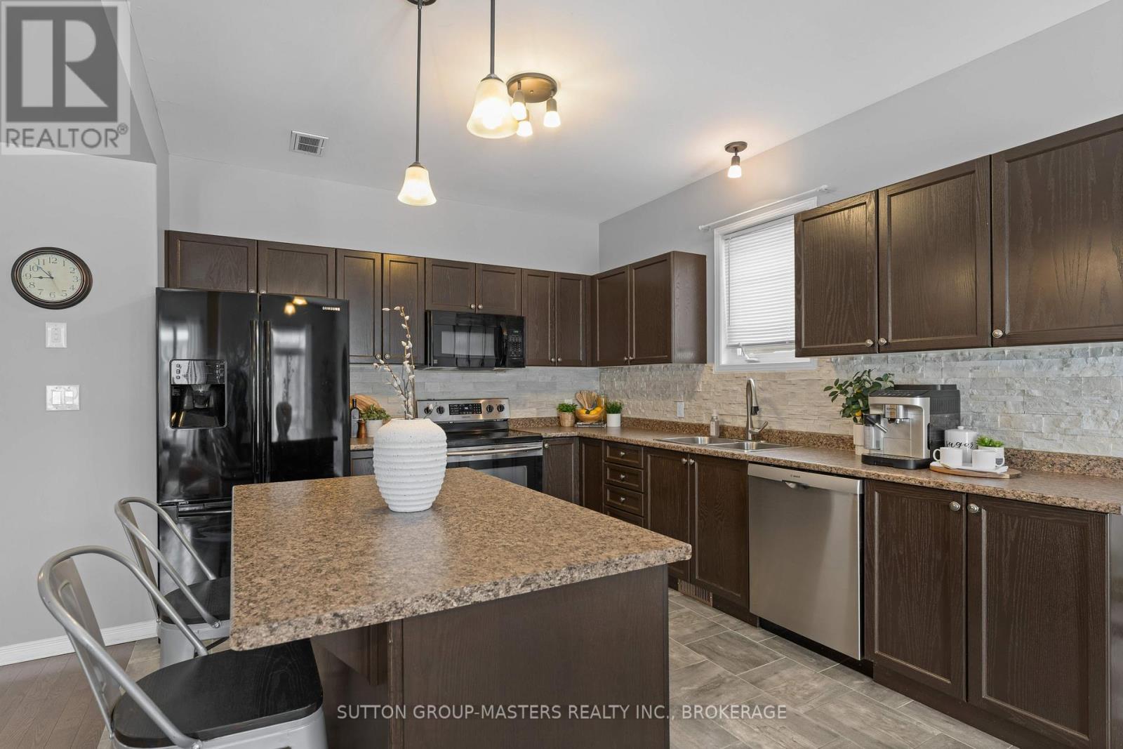 1606 Crimson Crescent, Kingston (City Northwest), ON - Indoor Photo Showing Kitchen With Double Sink With Upgraded Kitchen