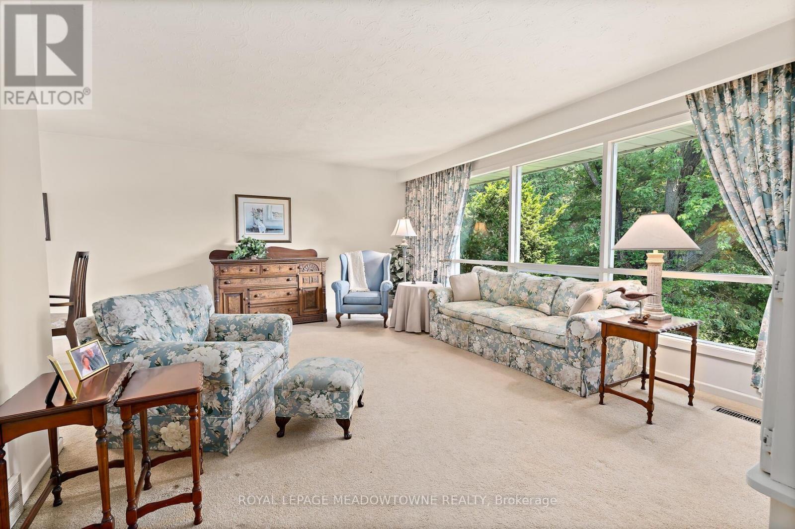 12506 Eighth Line, Halton Hills, ON - Indoor Photo Showing Living Room