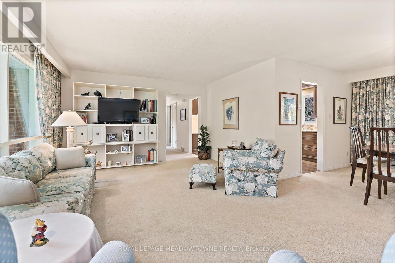 12506 Eighth Line, Halton Hills, ON - Indoor Photo Showing Living Room