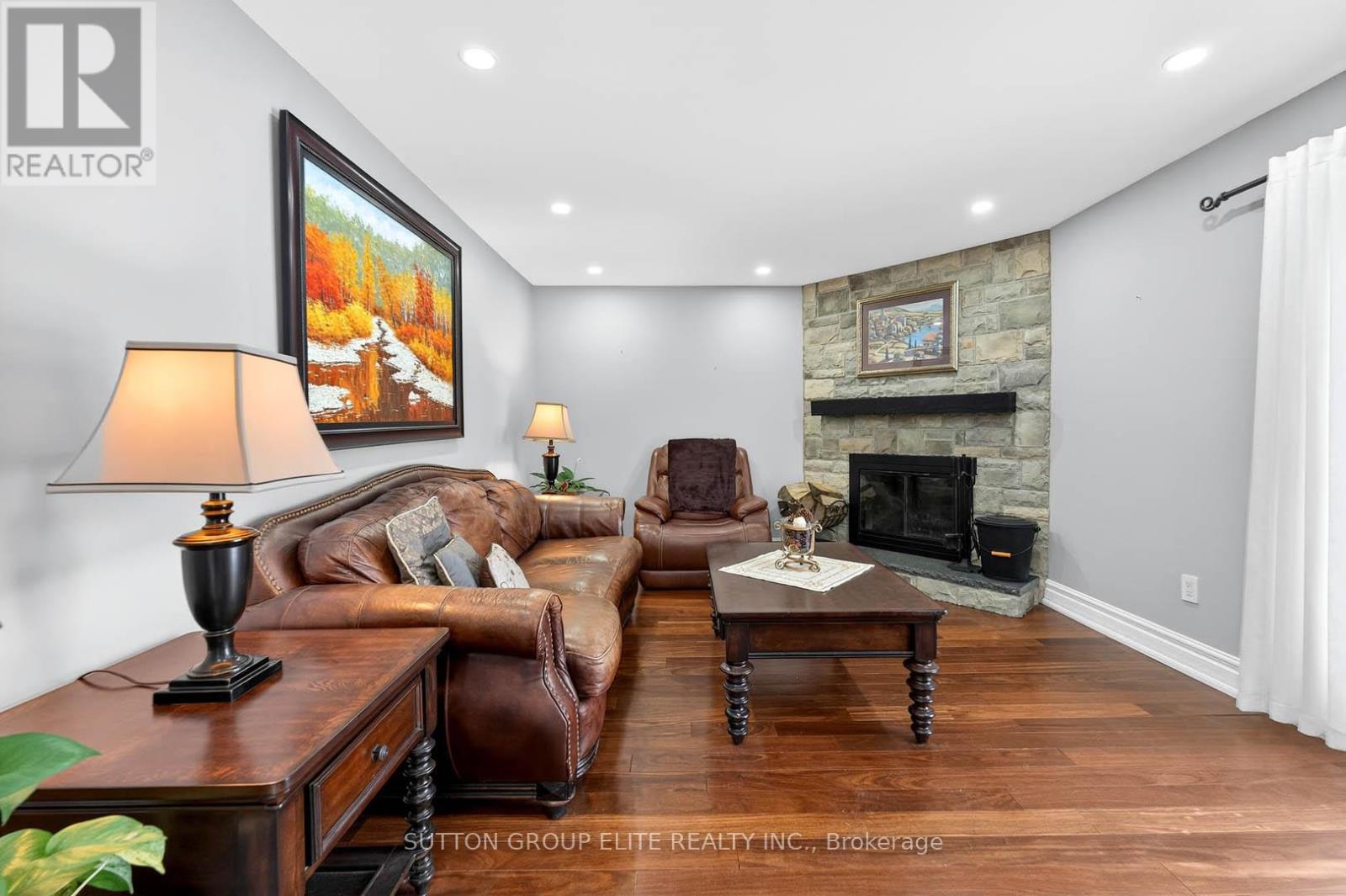 5204 Swiftcurrent Trail, Mississauga, ON - Indoor Photo Showing Living Room With Fireplace