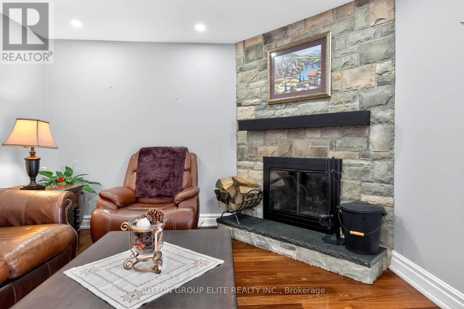 5204 Swiftcurrent Trail, Mississauga, ON - Indoor Photo Showing Living Room With Fireplace