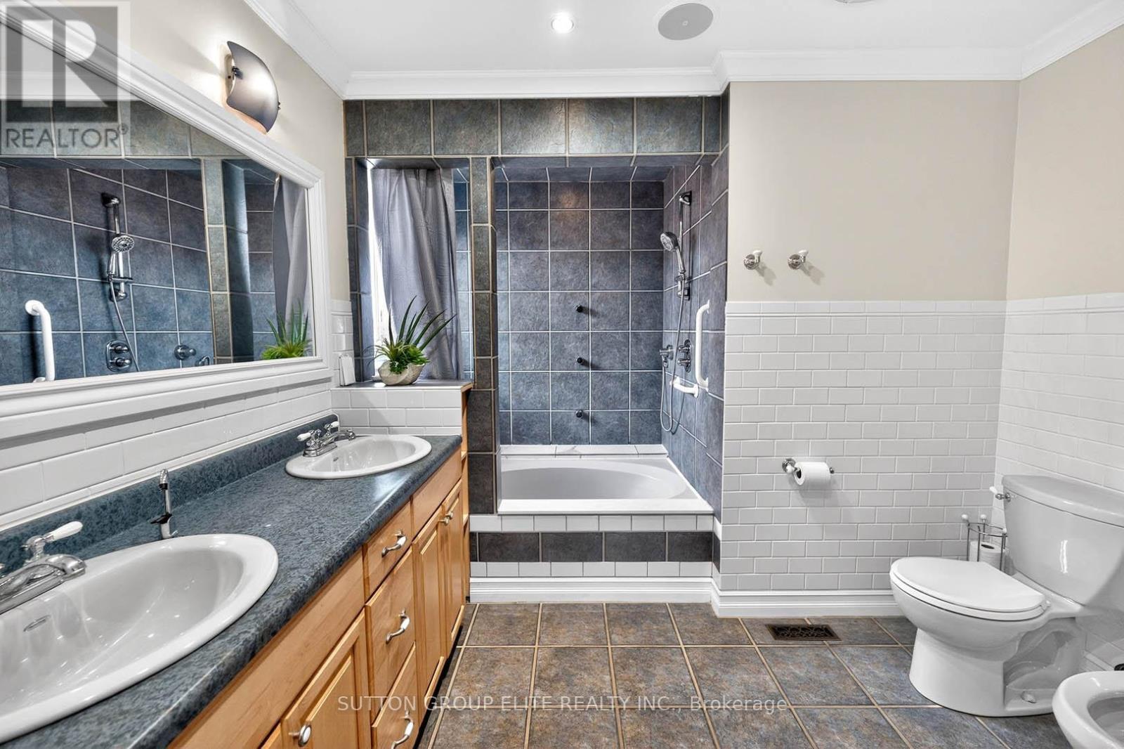 5204 Swiftcurrent Trail, Mississauga, ON - Indoor Photo Showing Bathroom