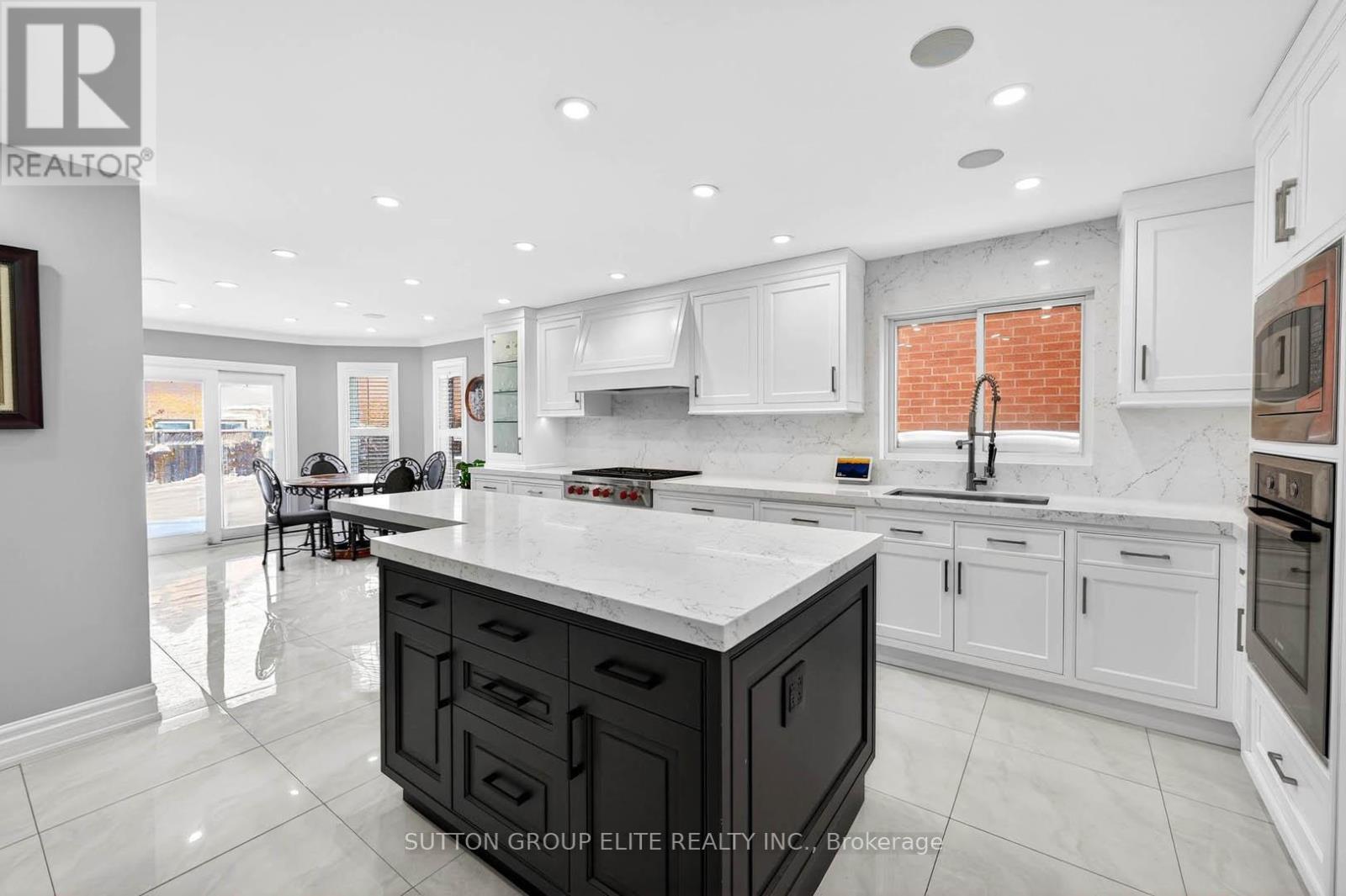 5204 Swiftcurrent Trail, Mississauga, ON - Indoor Photo Showing Kitchen With Upgraded Kitchen