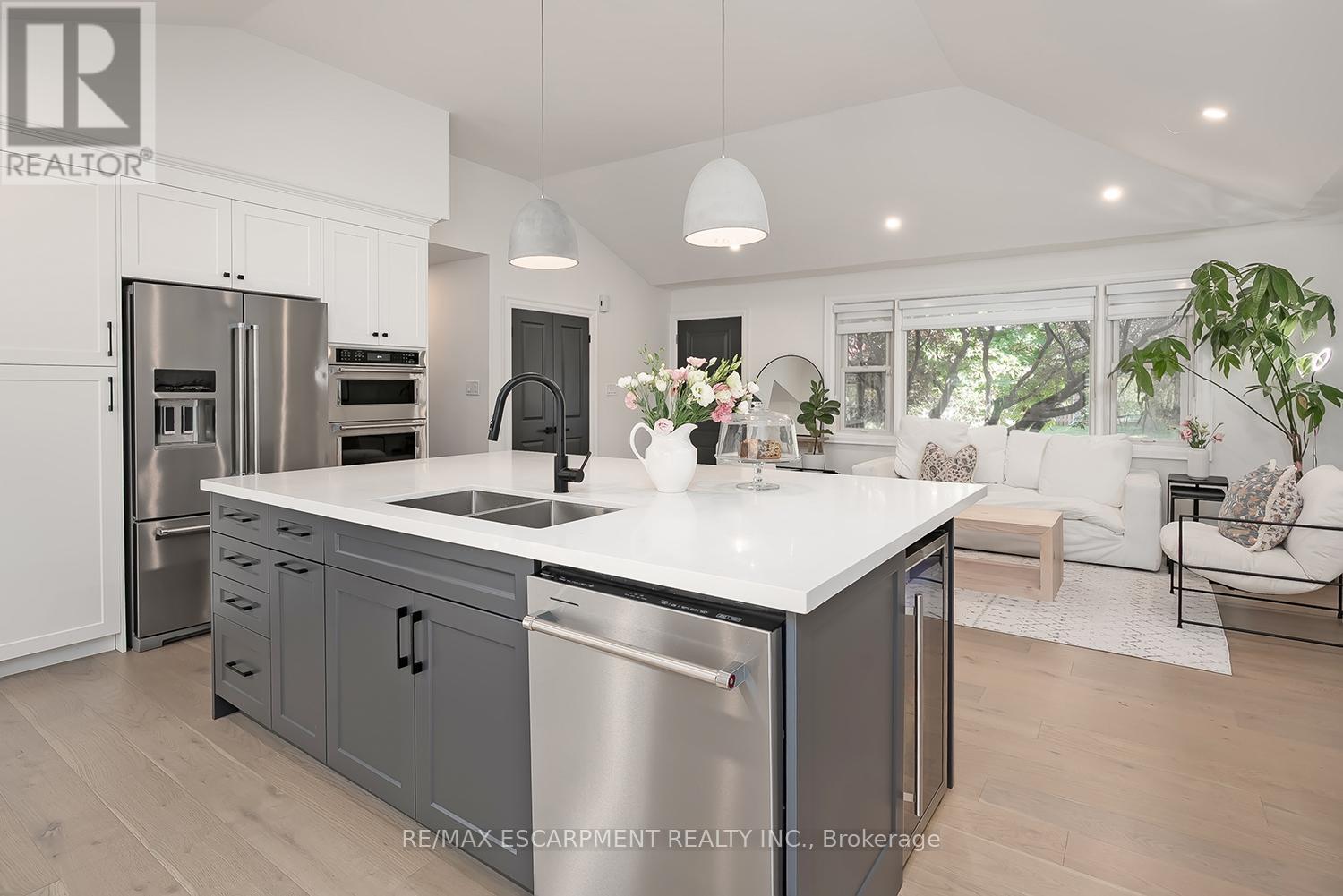 564 Maplehill Drive, Burlington, ON - Indoor Photo Showing Kitchen With Stainless Steel Kitchen With Double Sink With Upgraded Kitchen