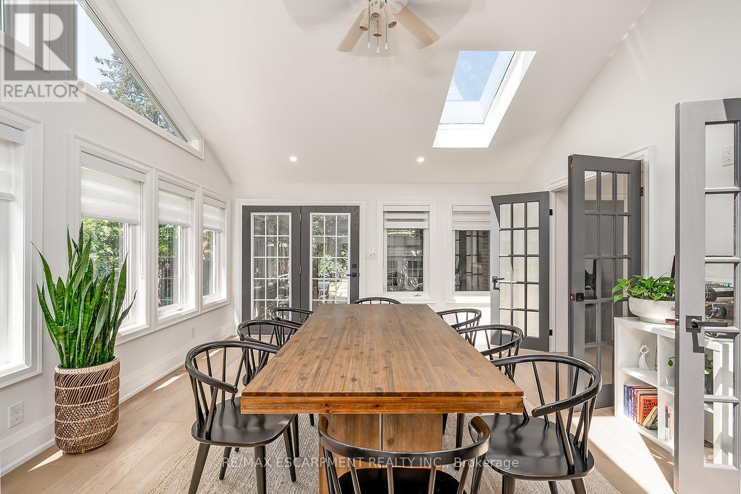 564 Maplehill Drive, Burlington, ON - Indoor Photo Showing Dining Room