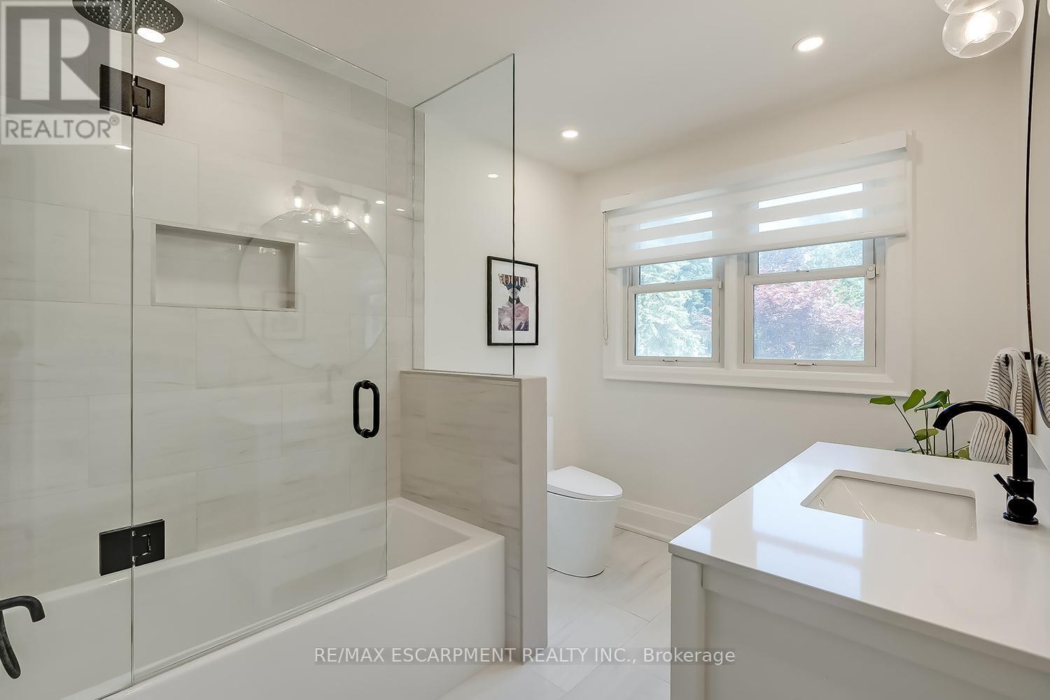 564 Maplehill Drive, Burlington, ON - Indoor Photo Showing Bathroom