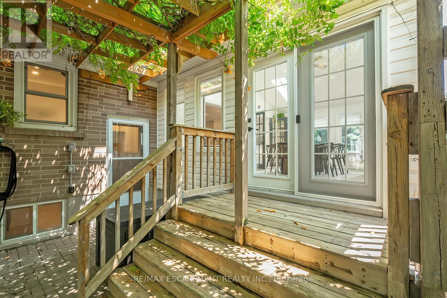 564 Maplehill Drive, Burlington, ON - Outdoor With Deck Patio Veranda With Exterior