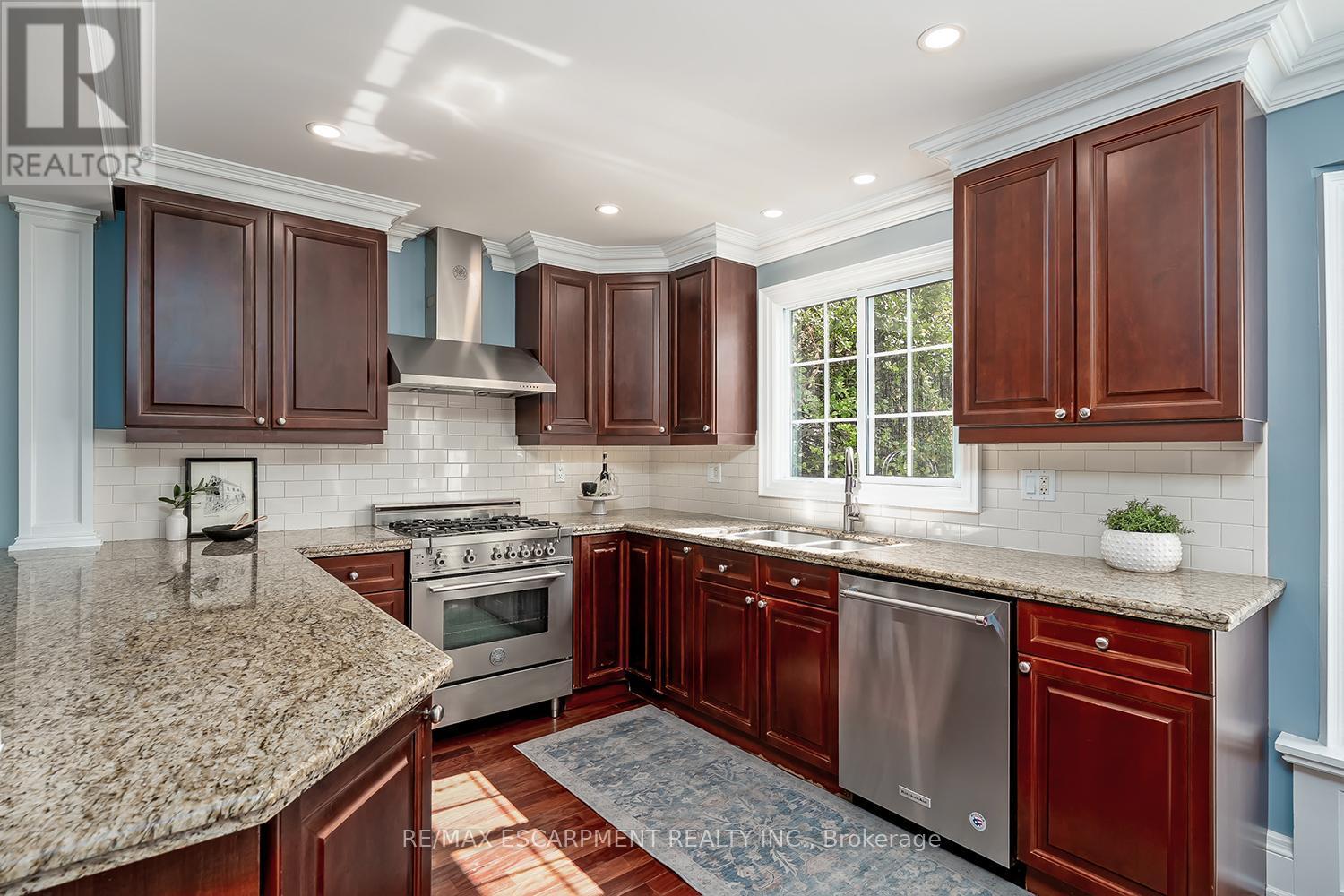2428 Lakeshore Road, Burlington, ON - Indoor Photo Showing Kitchen