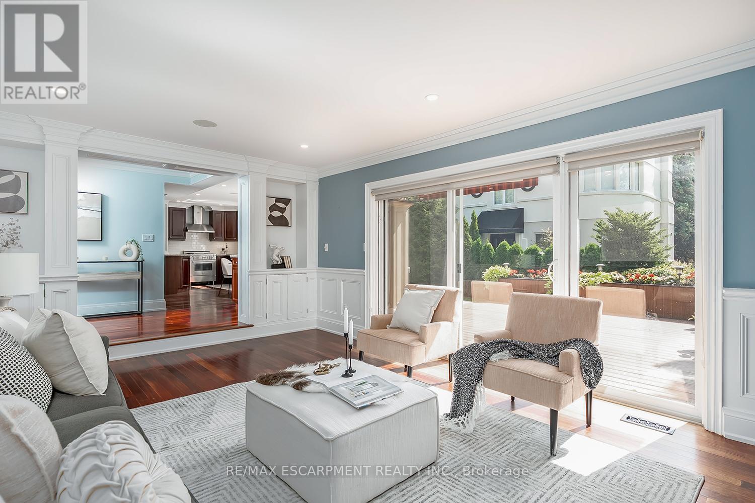 2428 Lakeshore Road, Burlington, ON - Indoor Photo Showing Living Room