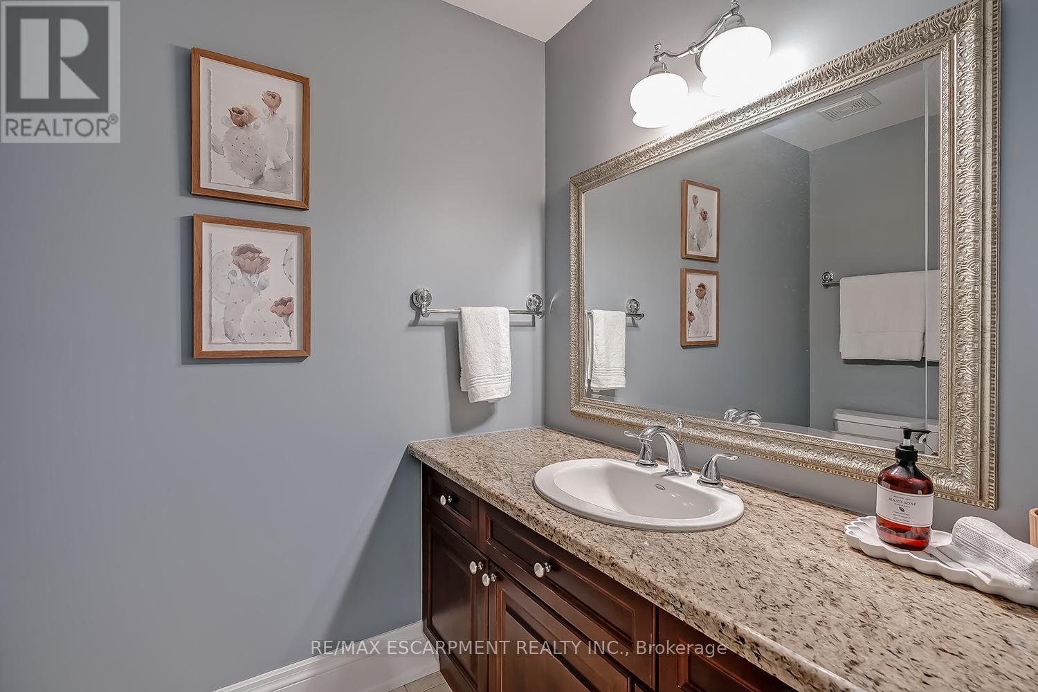 2428 Lakeshore Road, Burlington, ON - Indoor Photo Showing Bathroom