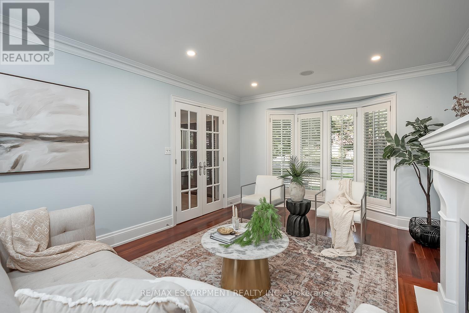 2428 Lakeshore Road, Burlington, ON - Indoor Photo Showing Living Room