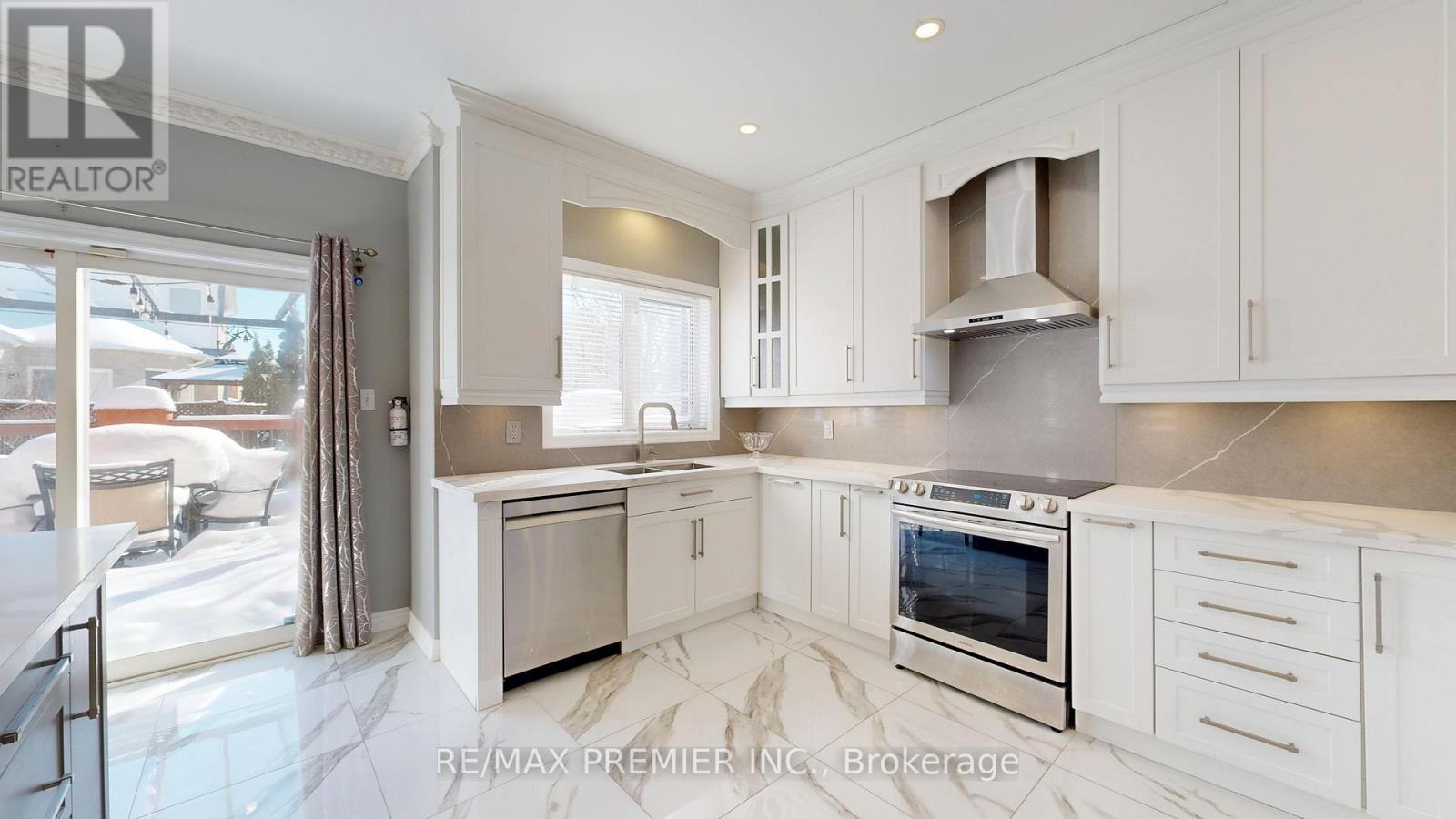 11 Charger Lane, Brampton, ON - Indoor Photo Showing Kitchen