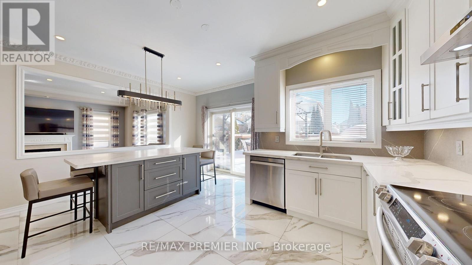 11 Charger Lane, Brampton, ON - Indoor Photo Showing Kitchen With Upgraded Kitchen