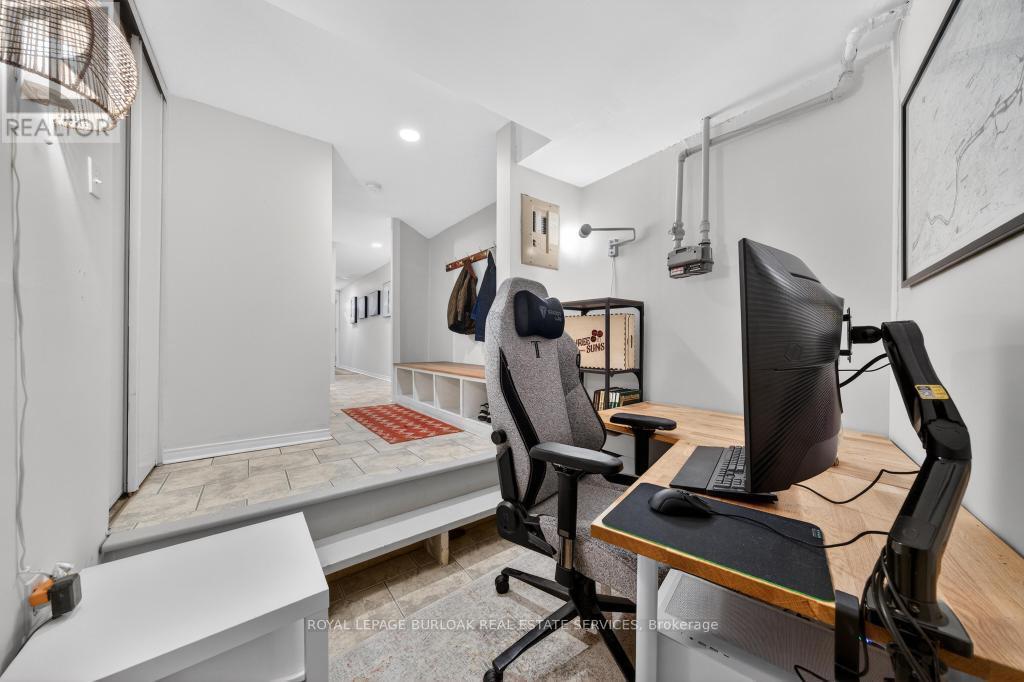 702 - 895 Maple Avenue, Burlington, ON - Indoor Photo Showing Gym Room