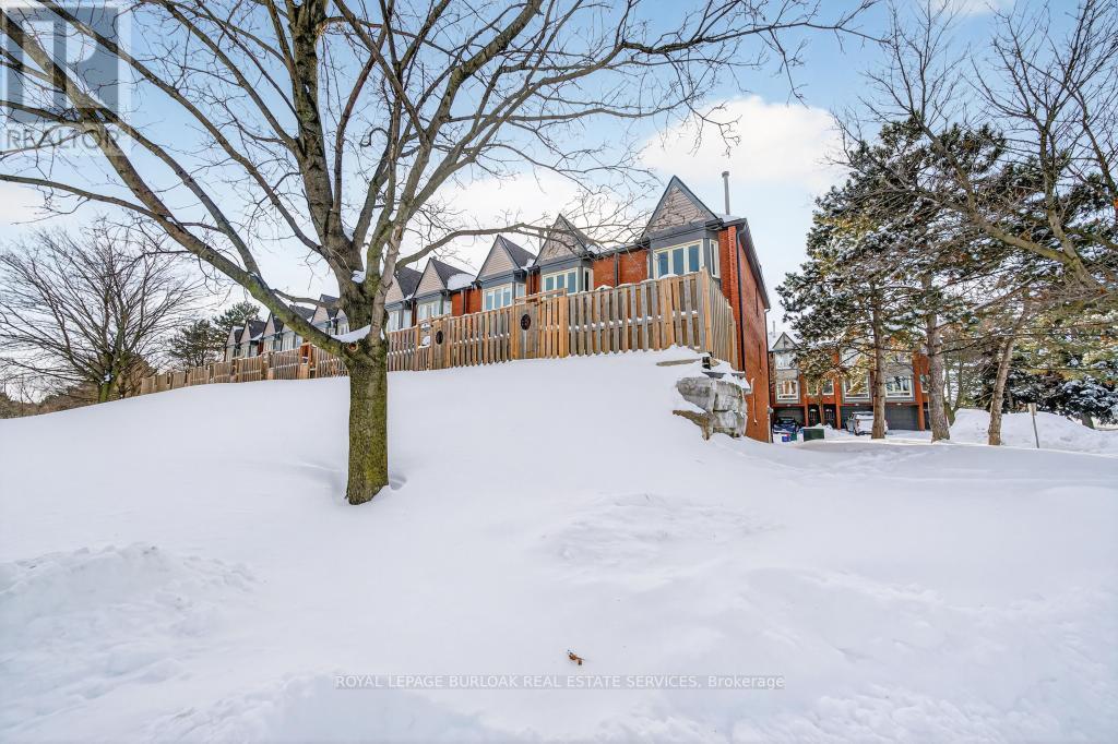 702 - 895 Maple Avenue, Burlington, ON - Outdoor