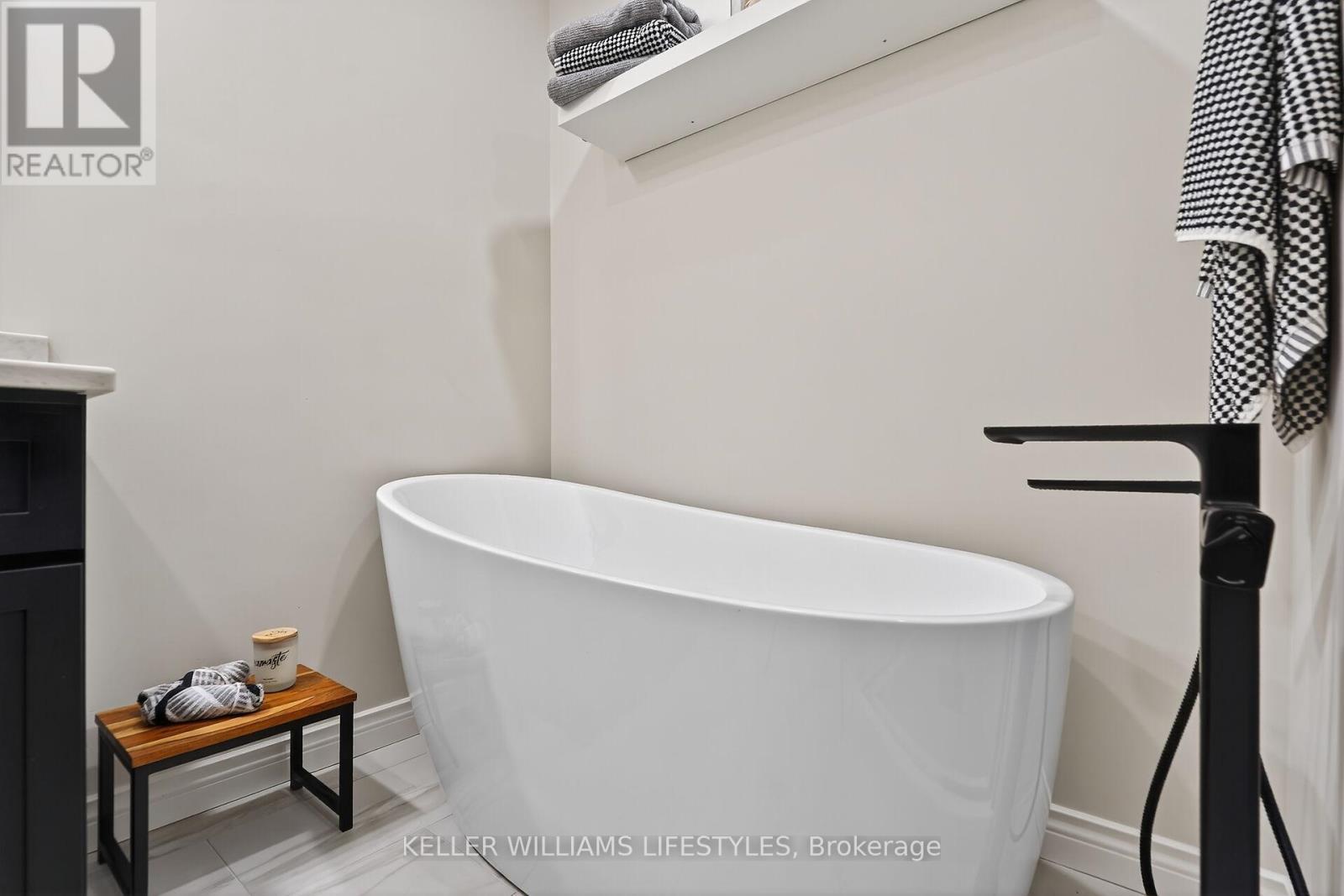 30 - 519 Riverside Drive, London North (North P), ON - Indoor