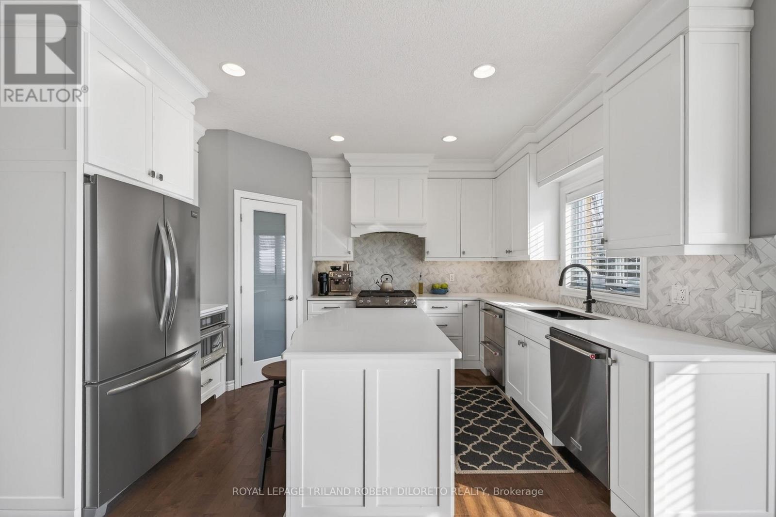 56 Fieldstone Crescent S, Middlesex Centre (Komoka), ON - Indoor Photo Showing Kitchen With Upgraded Kitchen