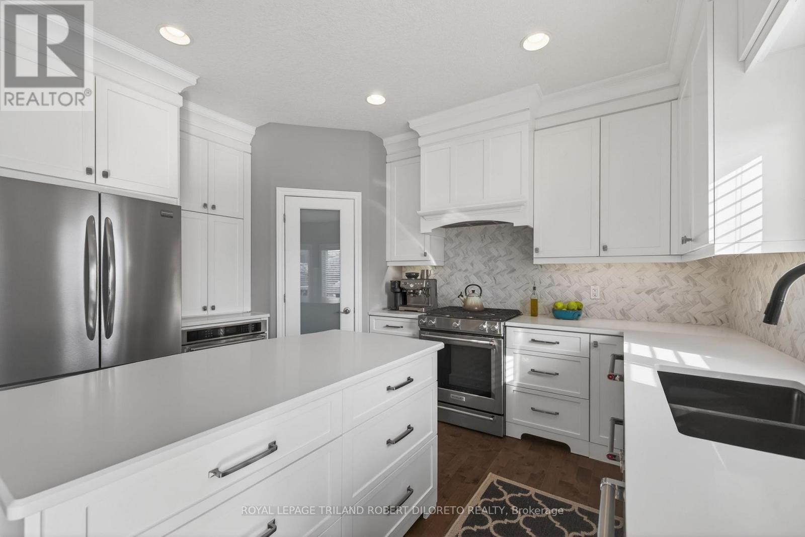 56 Fieldstone Crescent S, Middlesex Centre (Komoka), ON - Indoor Photo Showing Kitchen With Double Sink With Upgraded Kitchen