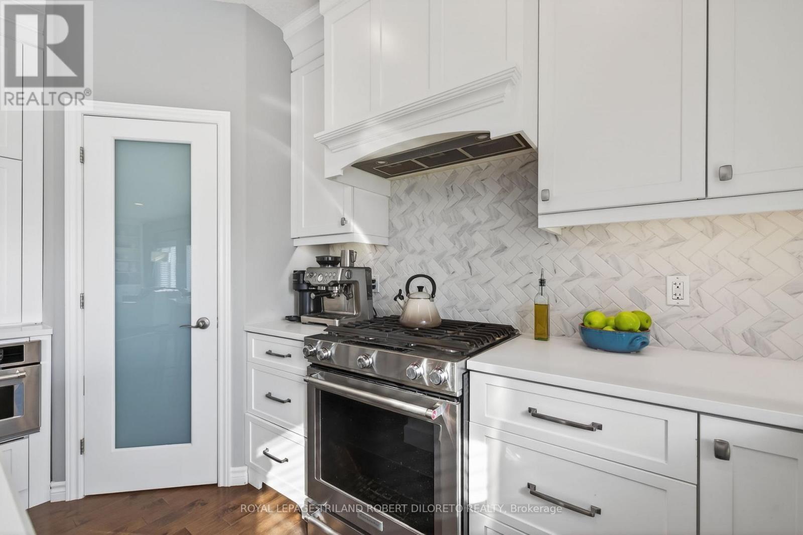 56 Fieldstone Crescent S, Middlesex Centre (Komoka), ON - Indoor Photo Showing Kitchen