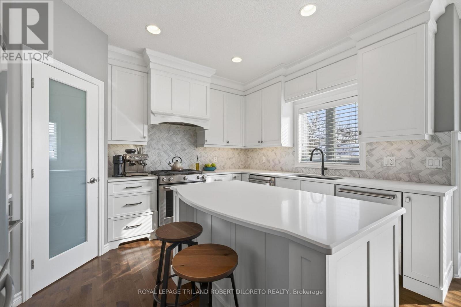 56 Fieldstone Crescent S, Middlesex Centre (Komoka), ON - Indoor Photo Showing Kitchen With Upgraded Kitchen