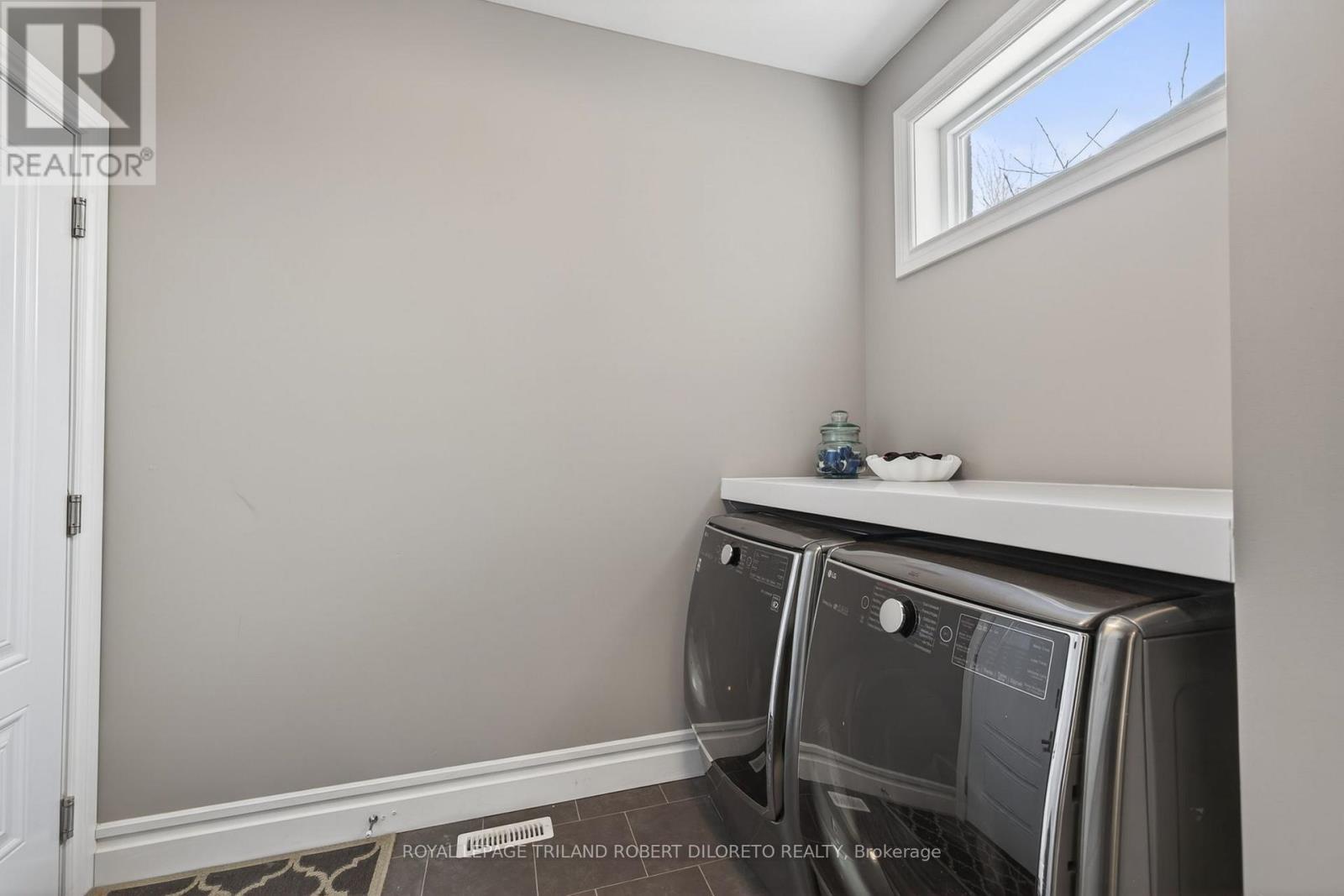 56 Fieldstone Crescent S, Middlesex Centre (Komoka), ON - Indoor Photo Showing Laundry Room