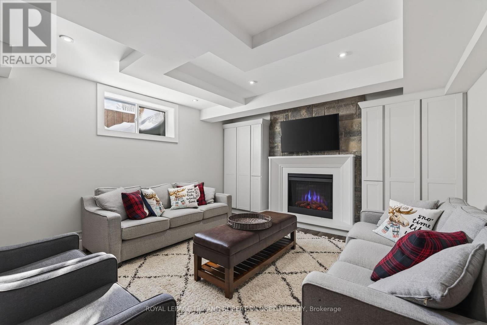 56 Fieldstone Crescent S, Middlesex Centre (Komoka), ON - Indoor Photo Showing Living Room With Fireplace
