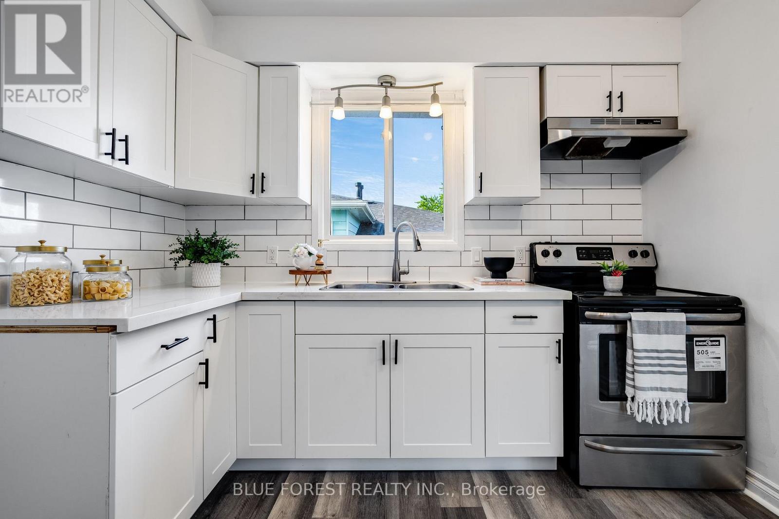 69 Bridlepath Road, Chatham-Kent (Wallaceburg), ON - Indoor Photo Showing Kitchen With Double Sink With Upgraded Kitchen
