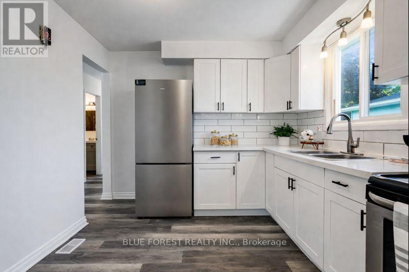 69 Bridlepath Road, Chatham-Kent (Wallaceburg), ON - Indoor Photo Showing Kitchen With Double Sink