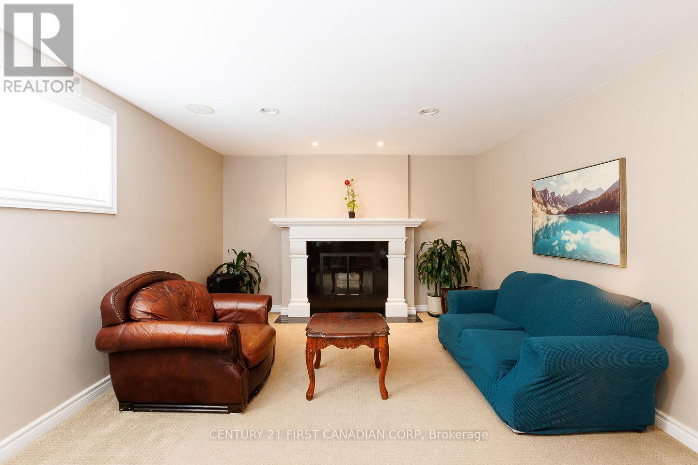 118 Rosamond Crescent, London South (South X), ON - Indoor Photo Showing Living Room With Fireplace