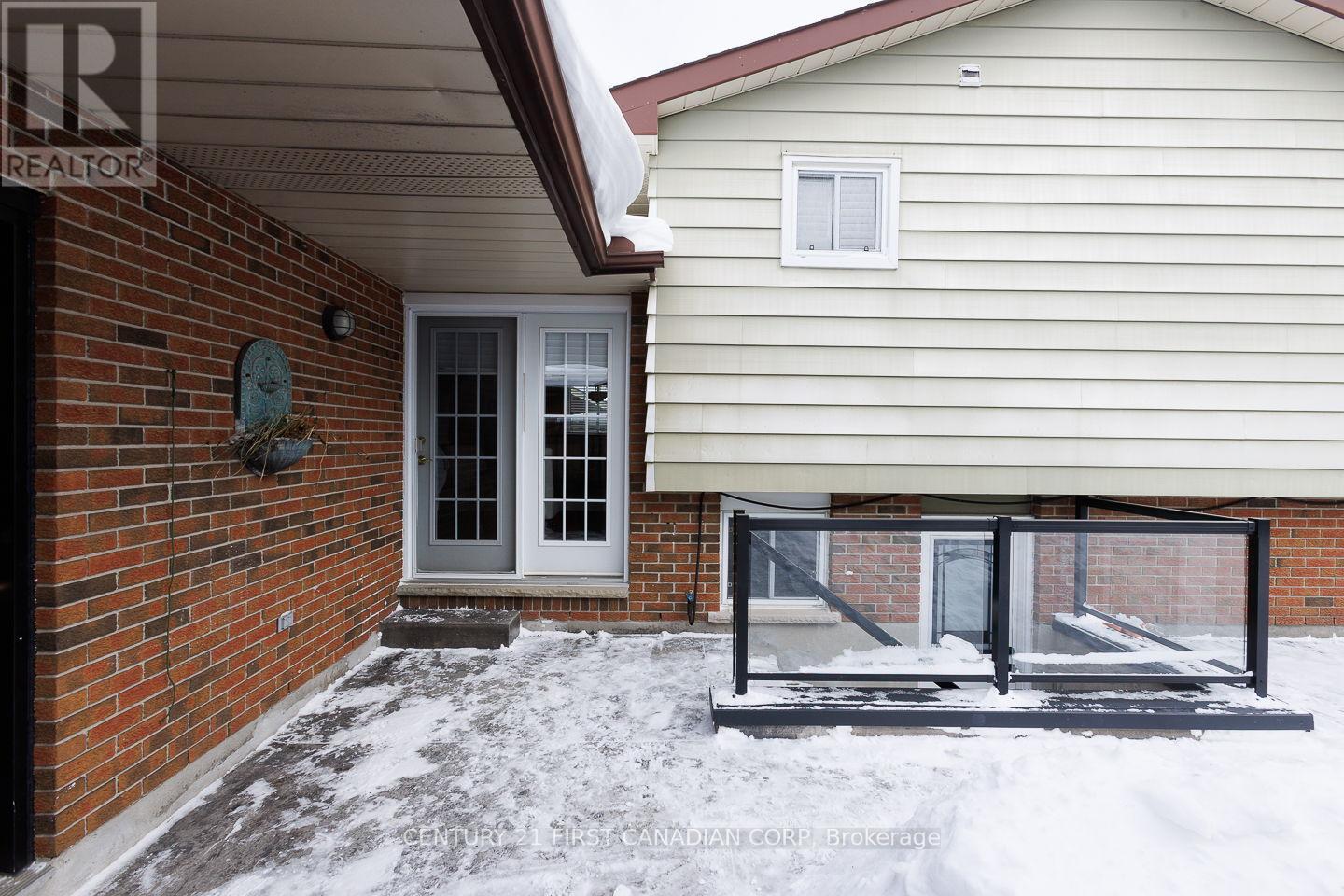 separate side entrance - 118 Rosamond Crescent, London South (South X), ON - Outdoor With Exterior