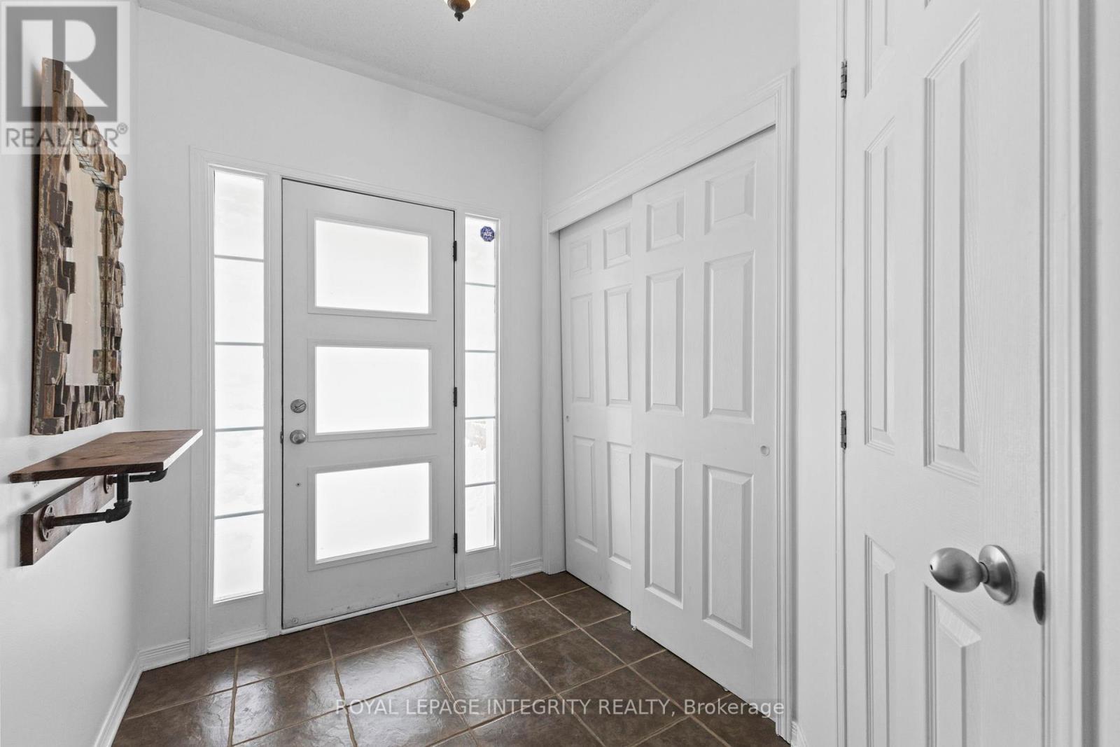 Front entrance reverse angle - 30 Goldthorpe Private, Ottawa, ON - Indoor Photo Showing Other Room