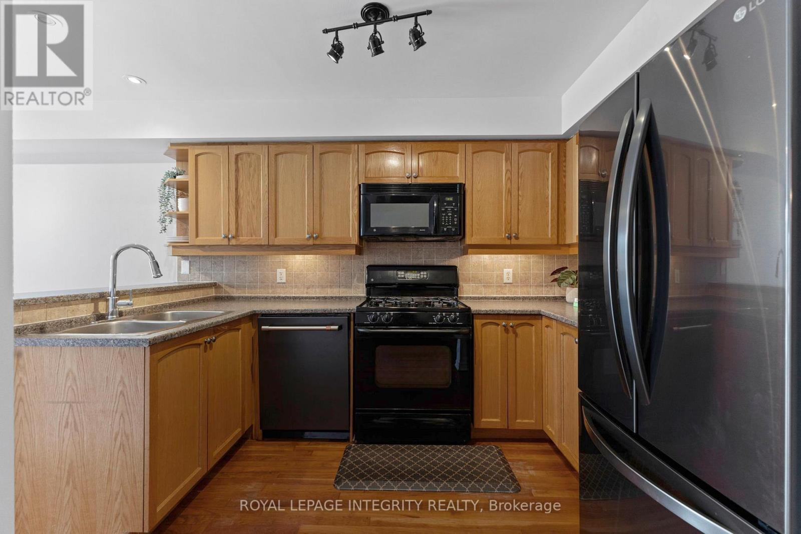 Kitchen - 30 Goldthorpe Private, Ottawa, ON - Indoor Photo Showing Kitchen With Double Sink