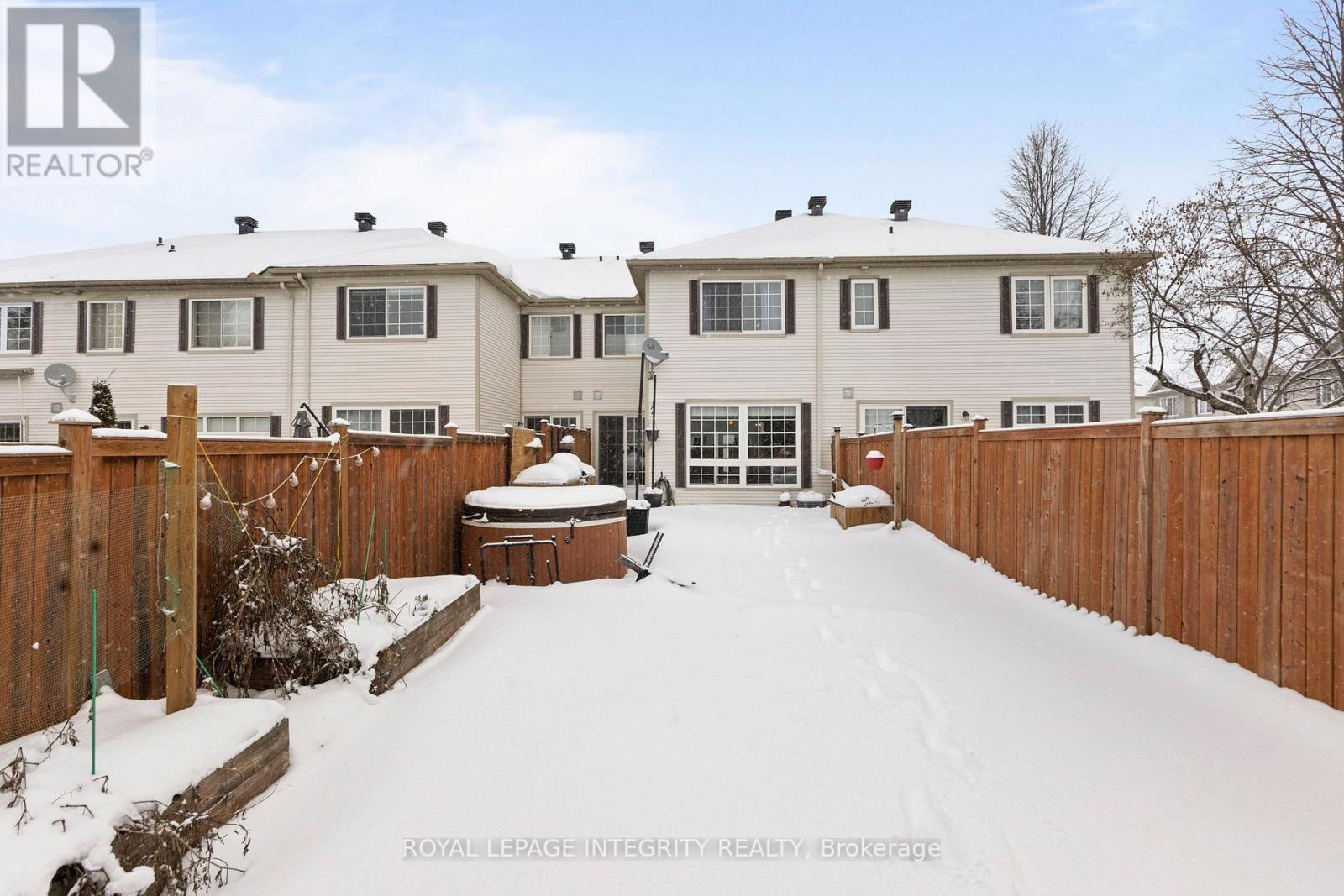 Backyard reverse angle - 30 Goldthorpe Private, Ottawa, ON - Outdoor