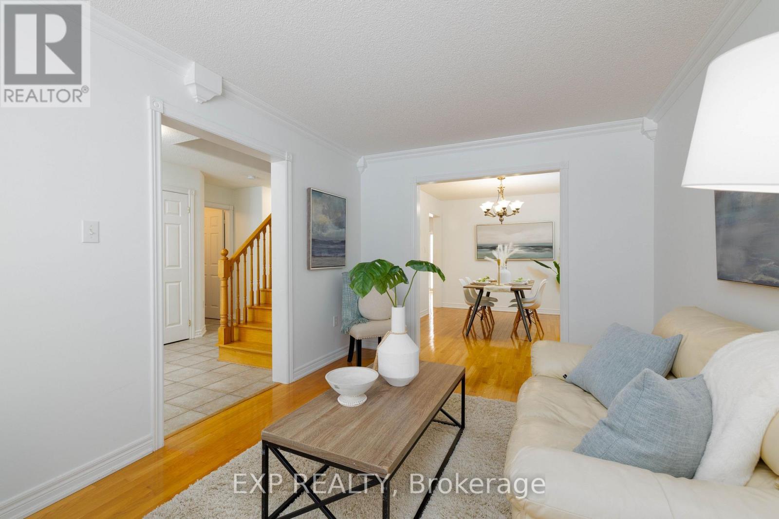 36 Ivygreen Road, Georgina, ON - Indoor Photo Showing Living Room