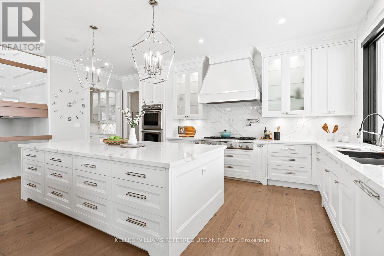 197 Sherwood Place, Newmarket, ON - Indoor Photo Showing Kitchen With Upgraded Kitchen